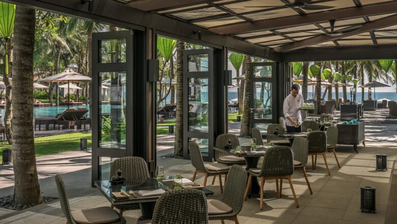 Beachside dining at La Sen