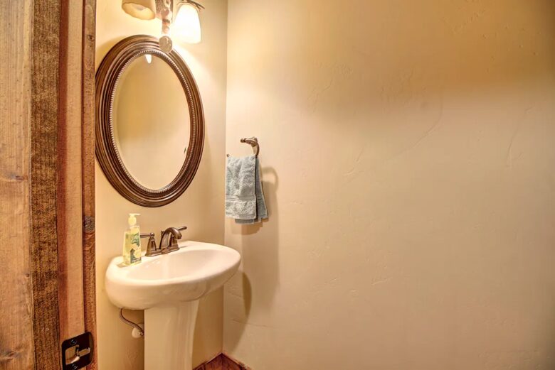 Home Exchange in Columbia Falls, Montana powder bathroom