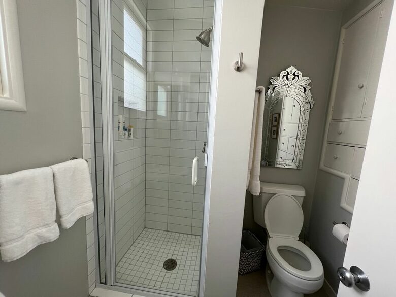 Home Exchange in Berkeley, CA full bathroom