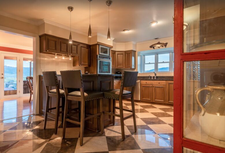 Gourmet kitchen
