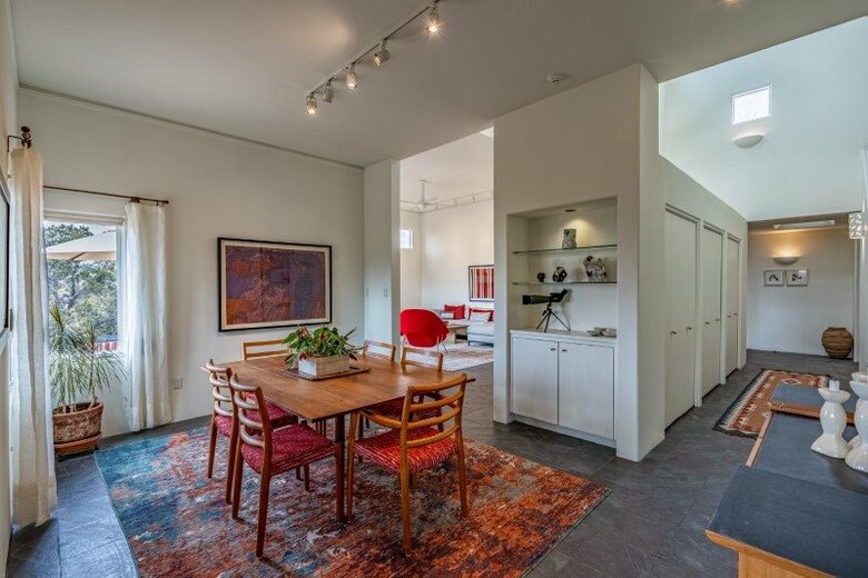 Dining room. Seats 8 +