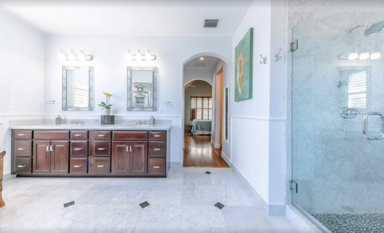 Very large master ensuite bathroom with detached makeup desk