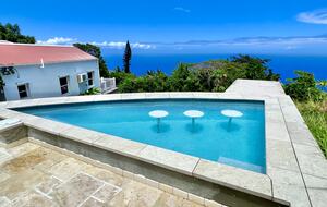 Splash pool with in-pool seating and views of St. Barths/Statia.