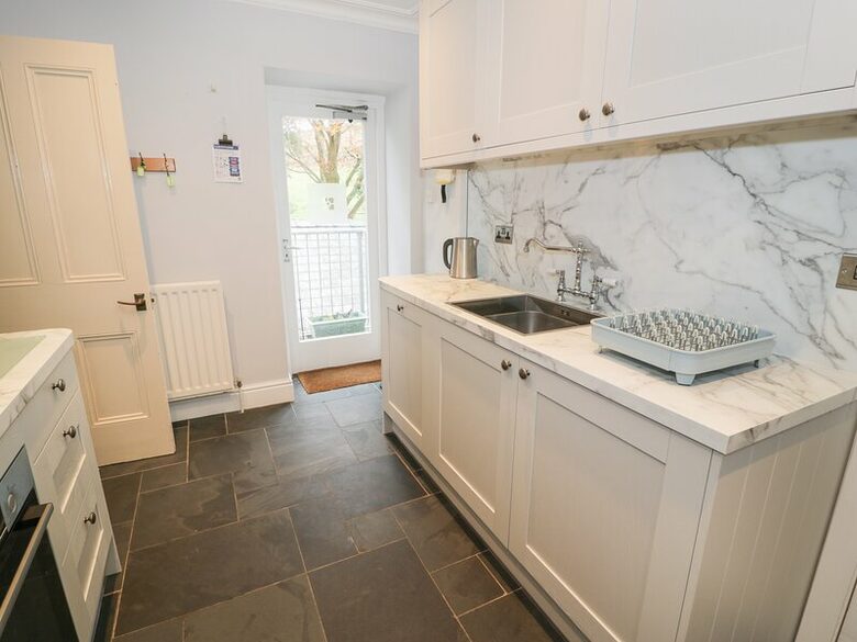 Historic Welsh Coastal Flat: Spacious 4-Bedroom Residence - Portmeirion, United Kingdom