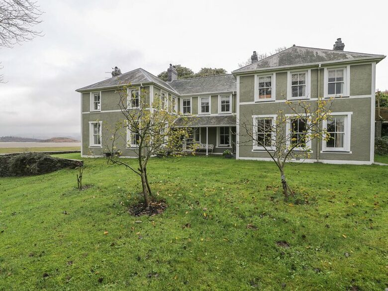 Historic Welsh Coastal Flat: Spacious 4-Bedroom Residence - Portmeirion, United Kingdom