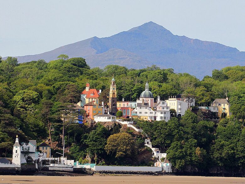 Historic Welsh Coastal Flat: Spacious 4-Bedroom Residence - Portmeirion, United Kingdom