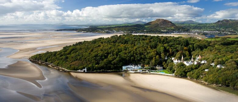 Historic Welsh Coastal Flat: Spacious 4-Bedroom Residence - Portmeirion, United Kingdom