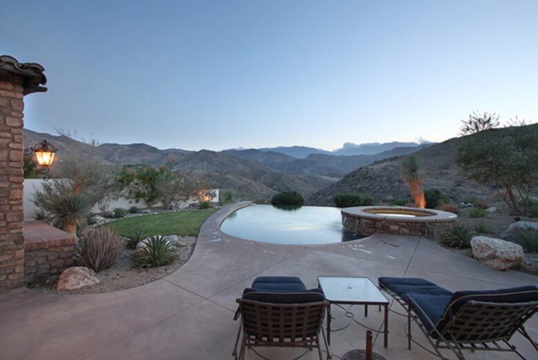 Pool lounge