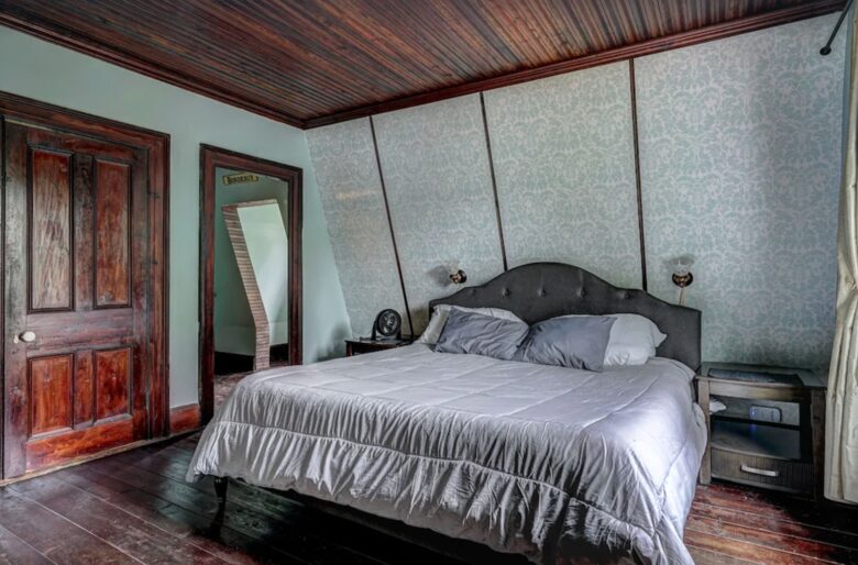 Master king bedroom