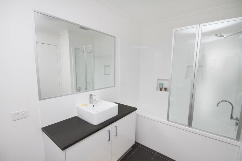 Hauptbadezimmer mit großer Badewanne