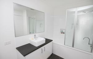 Main bathroom with full size bath tub