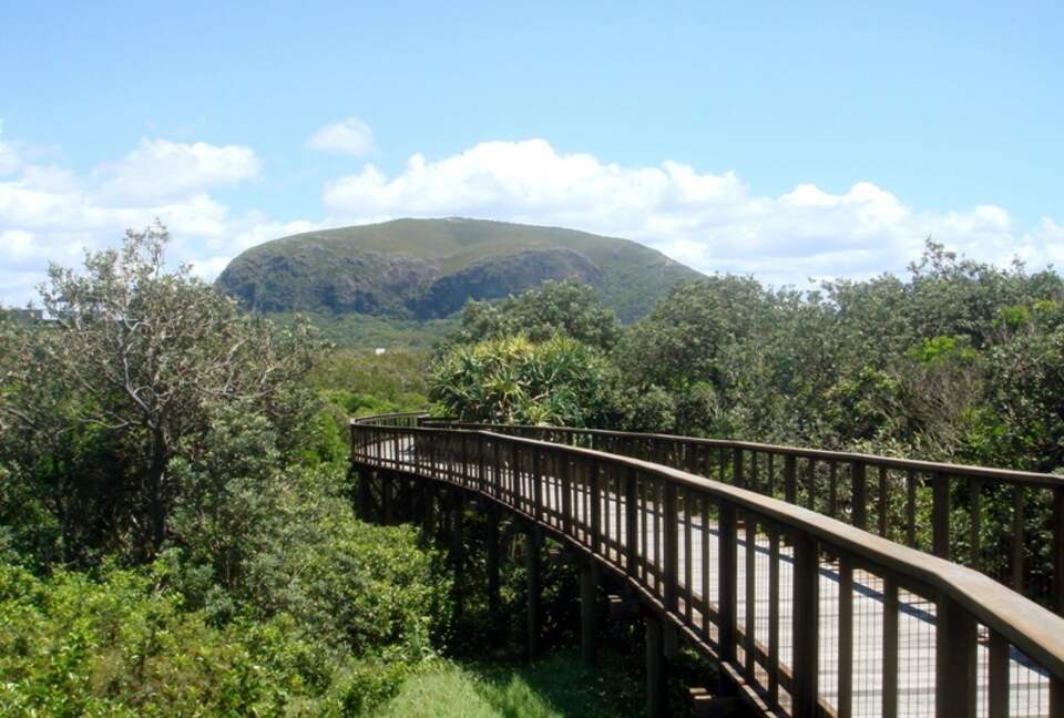 Der Mount Coolum, vom Strandpromenade aus gesehen