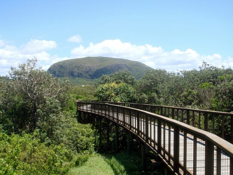Der Mount Coolum, vom Strandpromenade aus gesehen