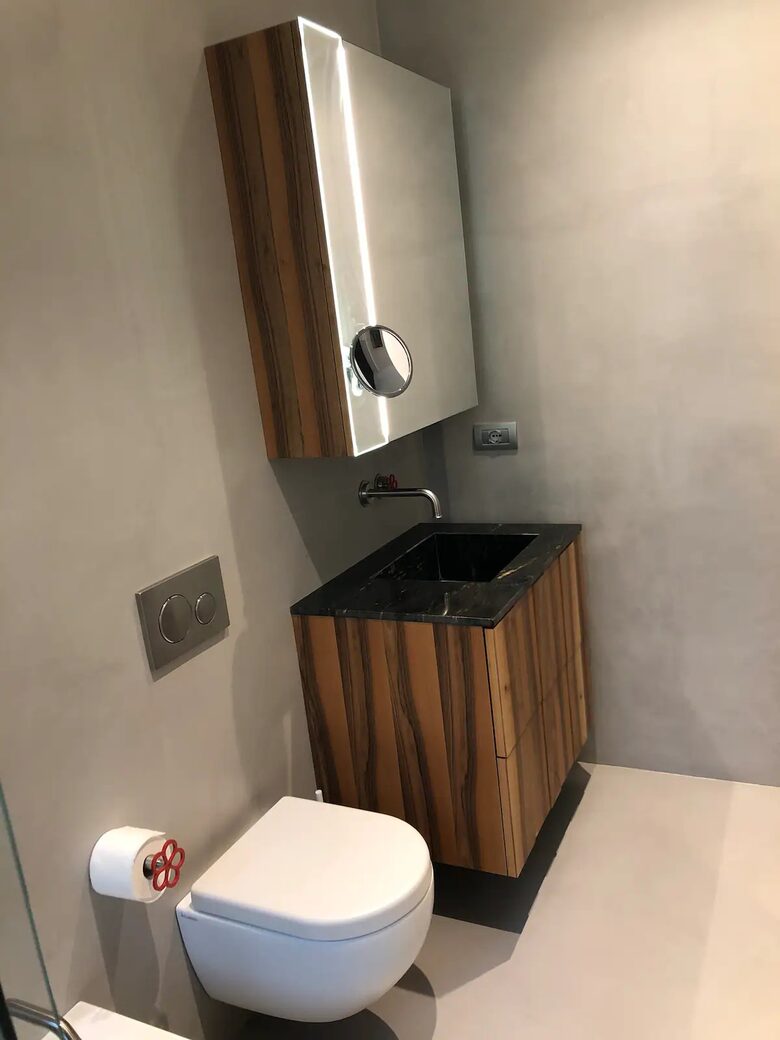 Bathrooom 2 cabinets