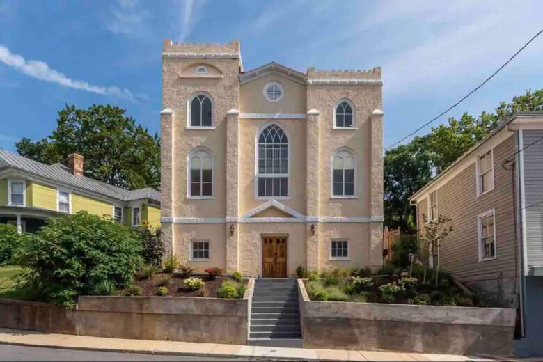 The Revival Room in Historic Downtown Staunton | Two Bedroom - Staunton, Virginia