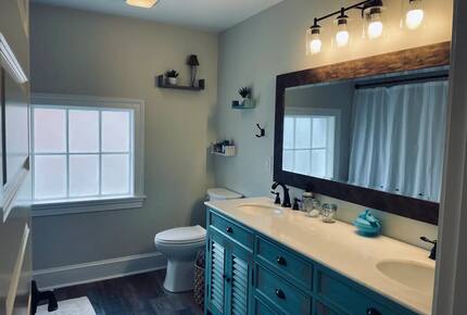 The Revival Room in Historic Downtown Staunton | Two Bedroom - Staunton, Virginia