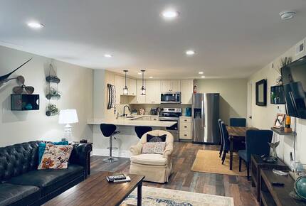 The Revival Room in Historic Downtown Staunton | Two Bedroom - Staunton, Virginia