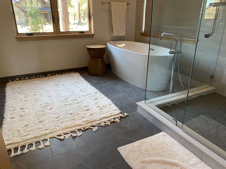 Soaking tub