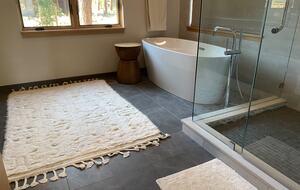 Soaking tub