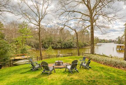 Luxury Waterfront Retreat w/ Private Pool & Dock - Weems, Virginia