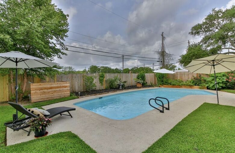 Seabrook Beach Getaway | 5 minutes from Kemah Boardwalk and NASA with a Private Pool - Seabrook, Texas