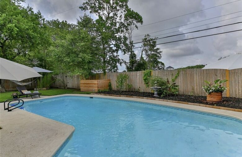 Seabrook Beach Getaway | 5 minutes from Kemah Boardwalk and NASA with a Private Pool - Seabrook, Texas