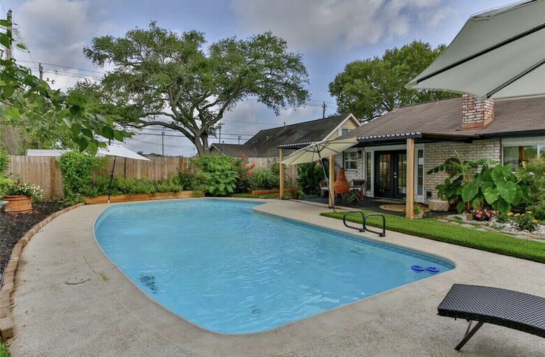 Seabrook Beach Getaway | 5 minutes from Kemah Boardwalk and NASA with a Private Pool - Seabrook, Texas