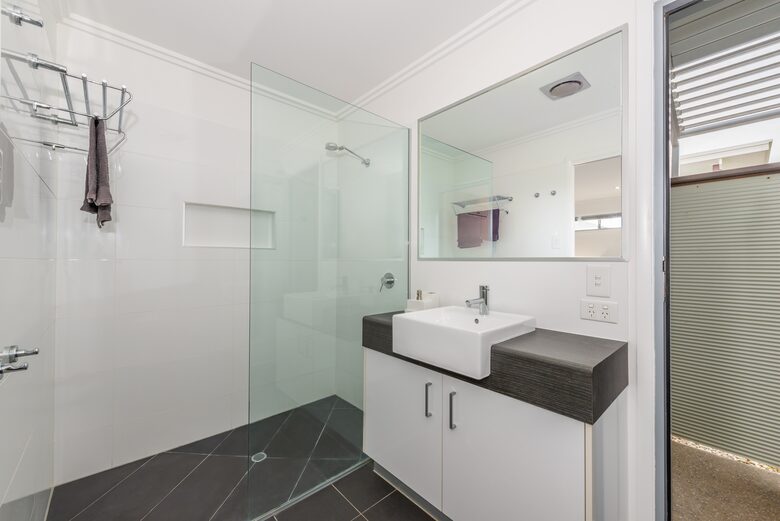 En-suite zum Hauptschlafzimmer mit Zugang zur Außendusche