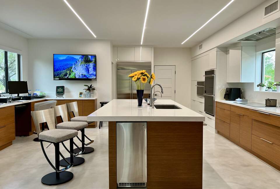Modern, fully equipped Kitchen and work desk area