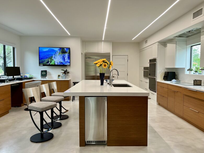 Modern, fully equipped Kitchen and work desk area