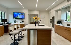 Modern, fully equipped Kitchen and work desk area