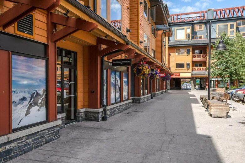 Cloud Nine - Top Floor Views, Steps to Downtown! - Canmore, Canada