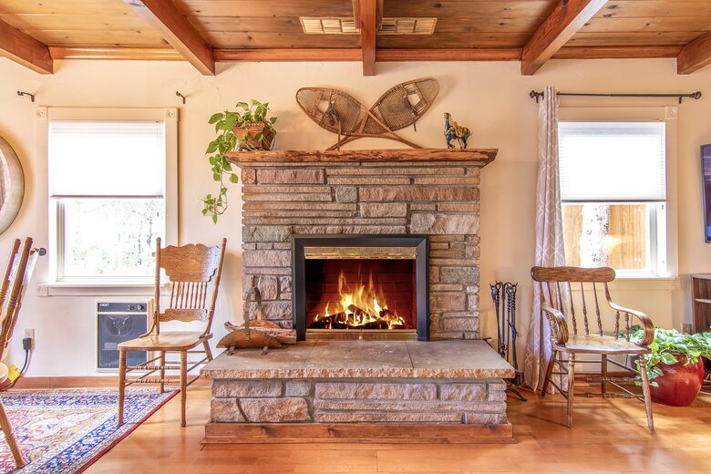 Goldfinch Lodge + Hot Tub - Idyllwild-Pine Cove, California