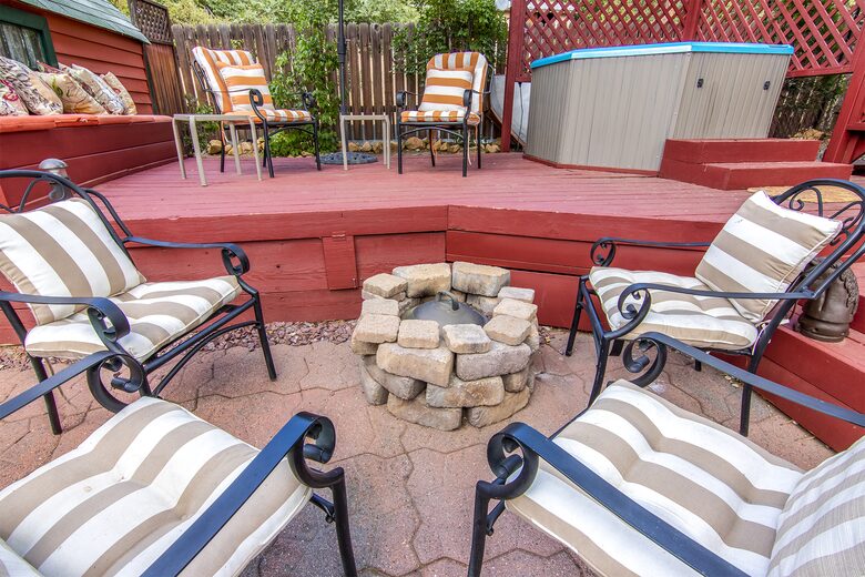 Goldfinch Lodge + Hot Tub - Idyllwild-Pine Cove, California