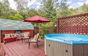 Goldfinch Lodge + Hot Tub - Idyllwild-Pine Cove, California