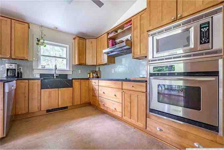 Cozy Chic Remodeled 1910 Farmhouse - Hudson, New York