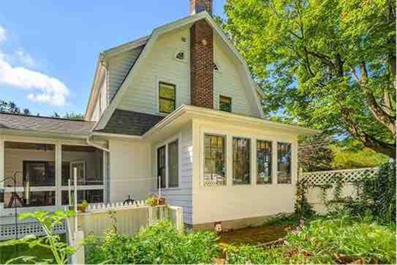 Cozy Chic Remodeled 1910 Farmhouse - Hudson, New York