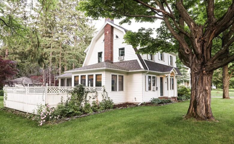 Cozy Chic Remodeled 1910 Farmhouse - Hudson, New York