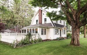 Cozy Chic Remodeled 1910 Farmhouse - Hudson, New York