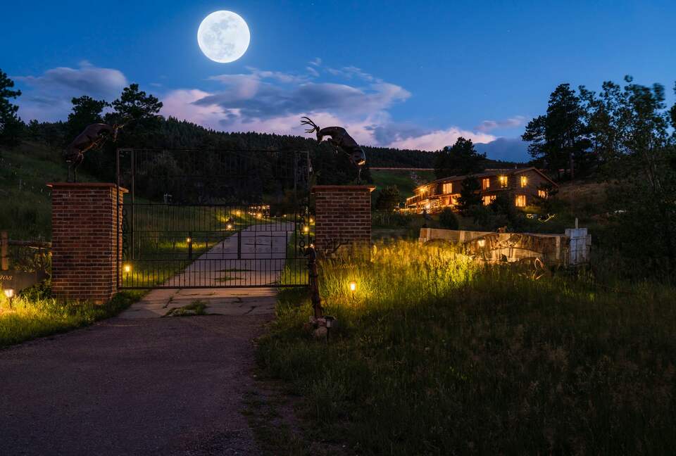 Buckhorn  Exchange Ranch Lux Log Home in Foothills - Golden, Colorado