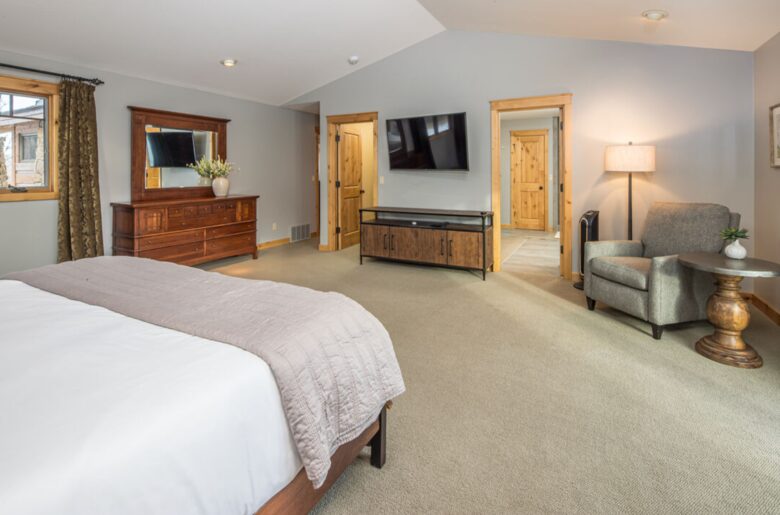 Little Bear Escape In Big Sky Country - Gallatin Gateway, Montana