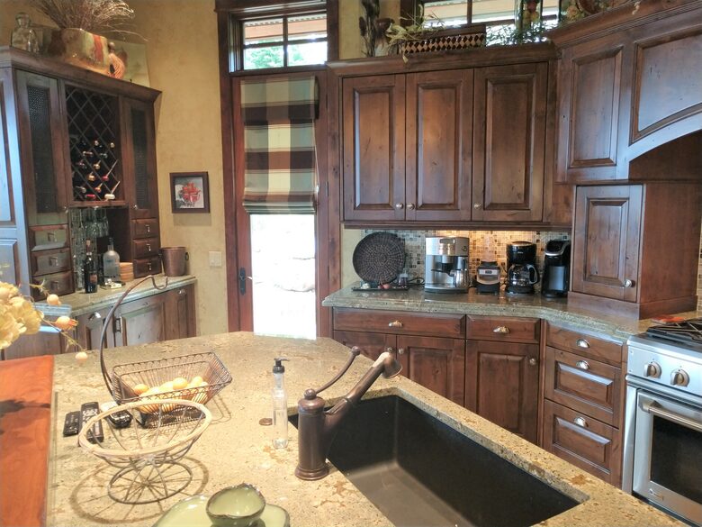 KITCHEN/BAR AREA