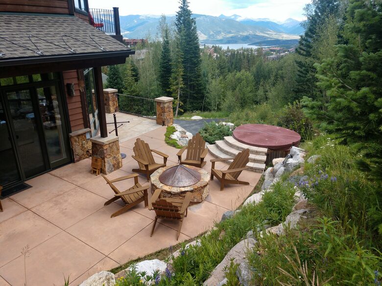 PRIVATE AND SECLUDED PATIO WITH FIREPIT AND HOT TUB