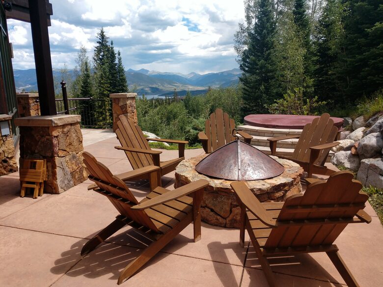PRIVATE AND SECLUDED PATIO WITH FIREPIT AND HOT TUB