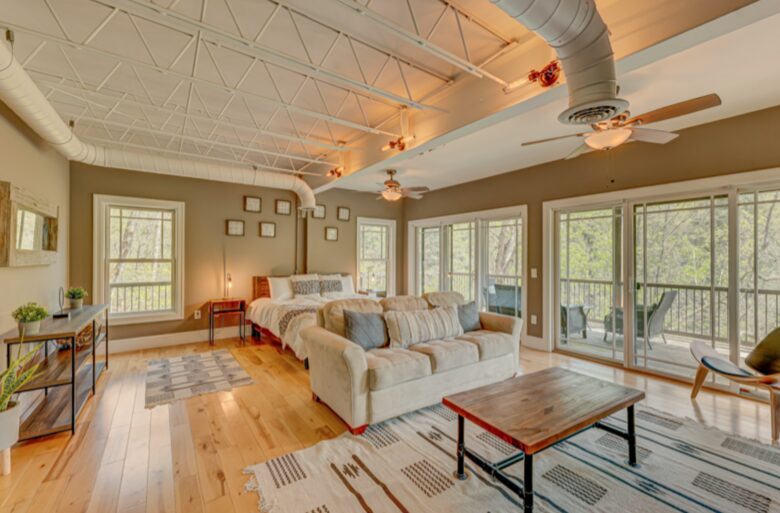 Falcon’s Nest Riverfront Mountain Retreat - Mccaysville, Georgia