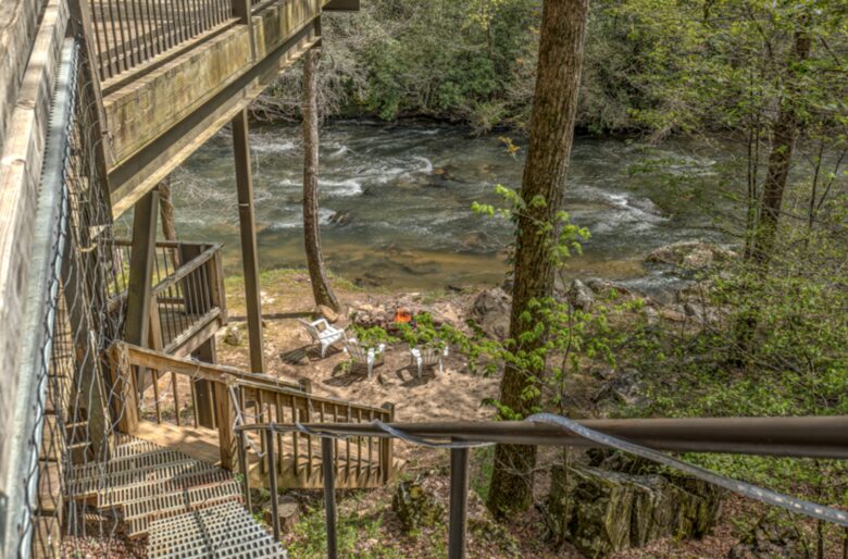 Falcon’s Nest Riverfront Mountain Retreat - Mccaysville, Georgia