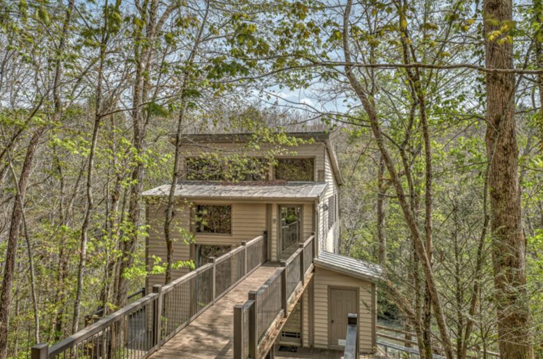 Falcon’s Nest Riverfront Mountain Retreat - Mccaysville, Georgia