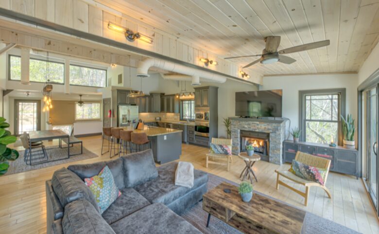 Falcon’s Nest Riverfront Mountain Retreat - Mccaysville, Georgia