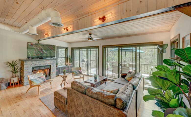 Falcon’s Nest Riverfront Mountain Retreat - Mccaysville, Georgia