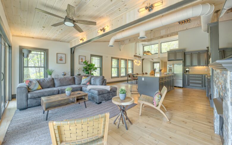 Falcon’s Nest Riverfront Mountain Retreat - Mccaysville, Georgia